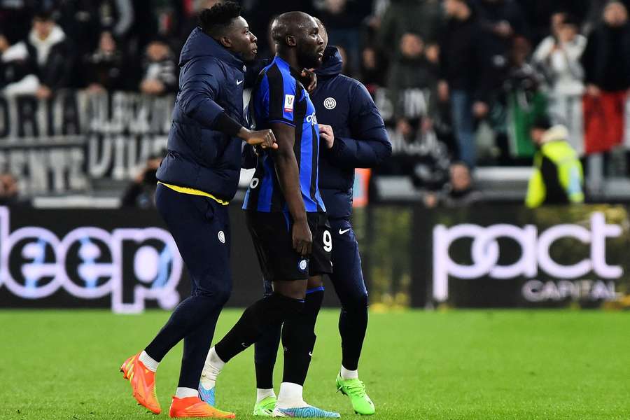 Inter Milan's Romelu Lukaku with Andre Onana after being sent off
