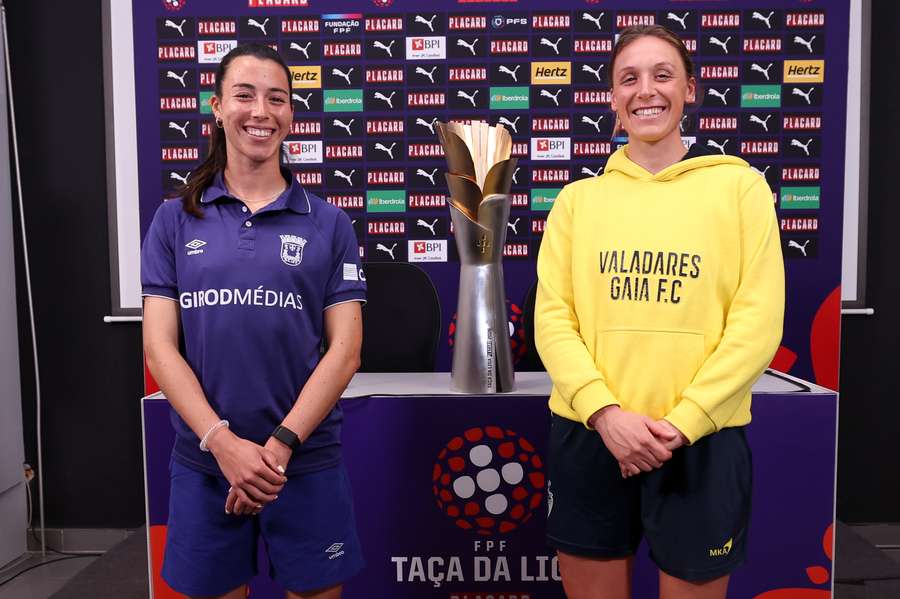 Carolina Correia (Torreense) e Erin Seppi (Valadares) posam ao lado do troféu Carolina Correia (Torreense) e Erin Seppi (Valadares) posam ao lado do troféu