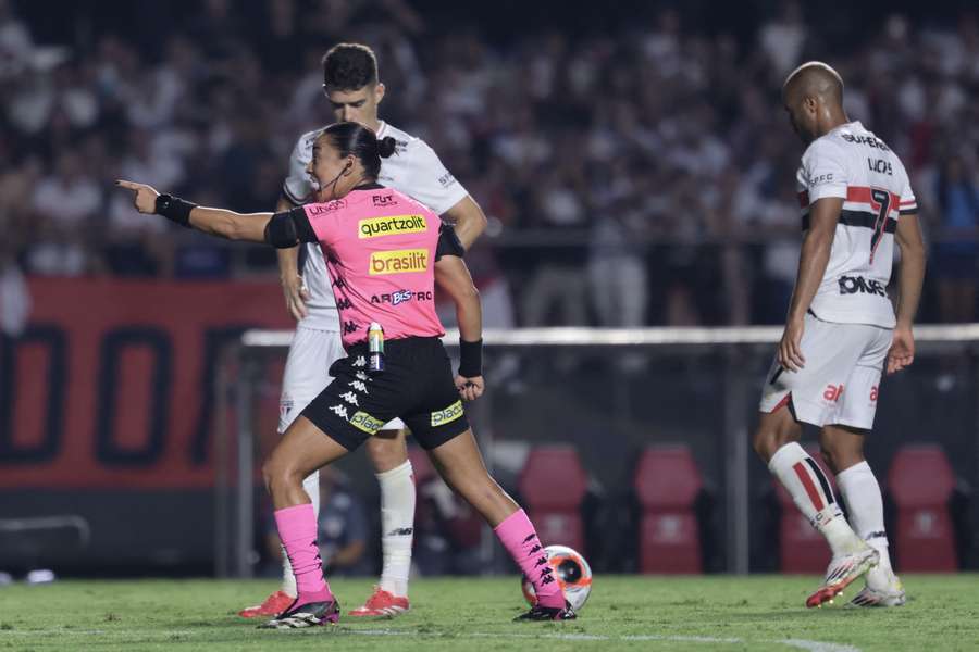 Edina Alves chegou a marcar um pênalti para o São Paulo, mas corrigiu a marcação Edina Alves chegou a marcar um pênalti para o São Paulo, mas corrigiu a marcação