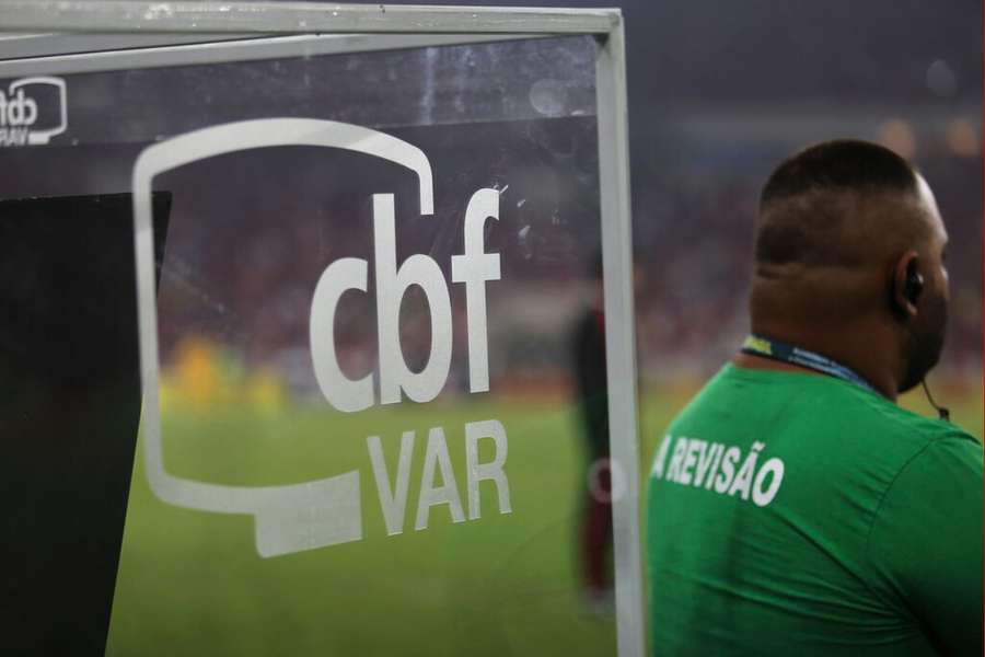 O árbitro de vídeo trabalhou bastante no Maião