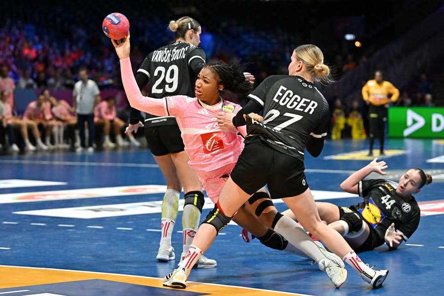 ÖHB-Frauen verlieren nach exzellenter Halbzeit gegen übermächtige Französinnen ÖHB-Frauen verlieren nach exzellenter Halbzeit gegen übermächtige Französinnen