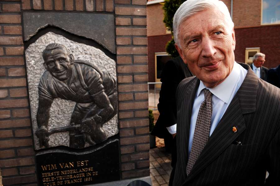 De onlangs overleden Dries van Agt bekijkt in Sint Willebrord een zojuist onthuld standbeeld van wielrenner Wim van Est