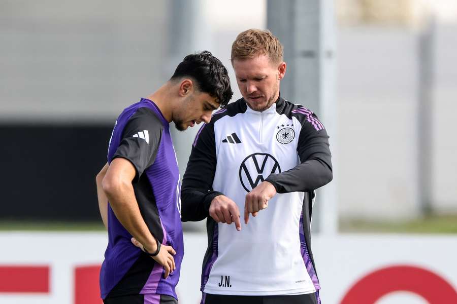 Julian Nagelsmann im Gespräch mit Aleksandar Pavlovic.