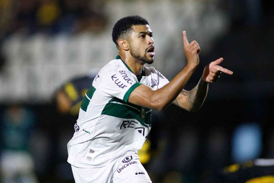 Lucas Ronier anotou dois belos gols na vitória que levou o Coritiba temporariamente à liderança