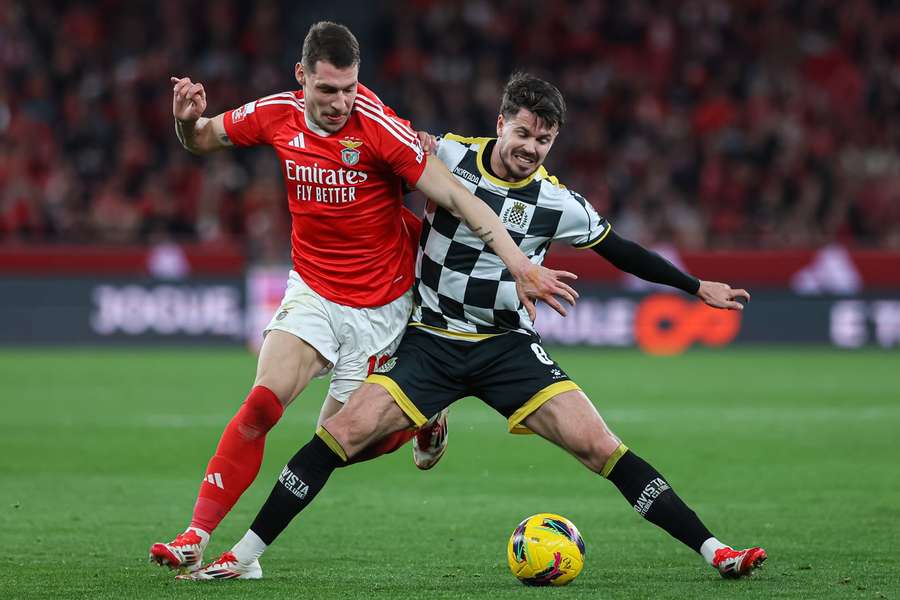 Van Ginkel disputa uma bola com Andrea Belotti