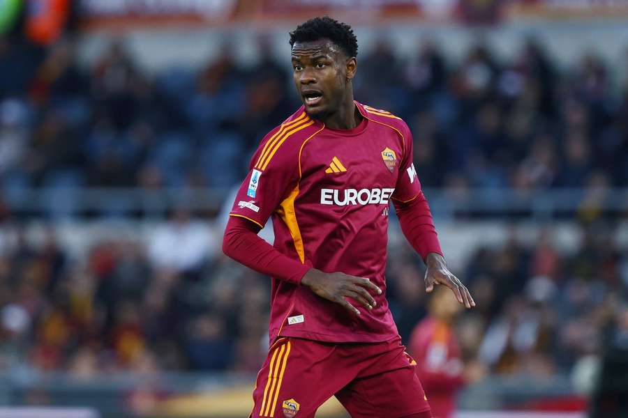 Evan Ndicka je sledován Barcelonou.