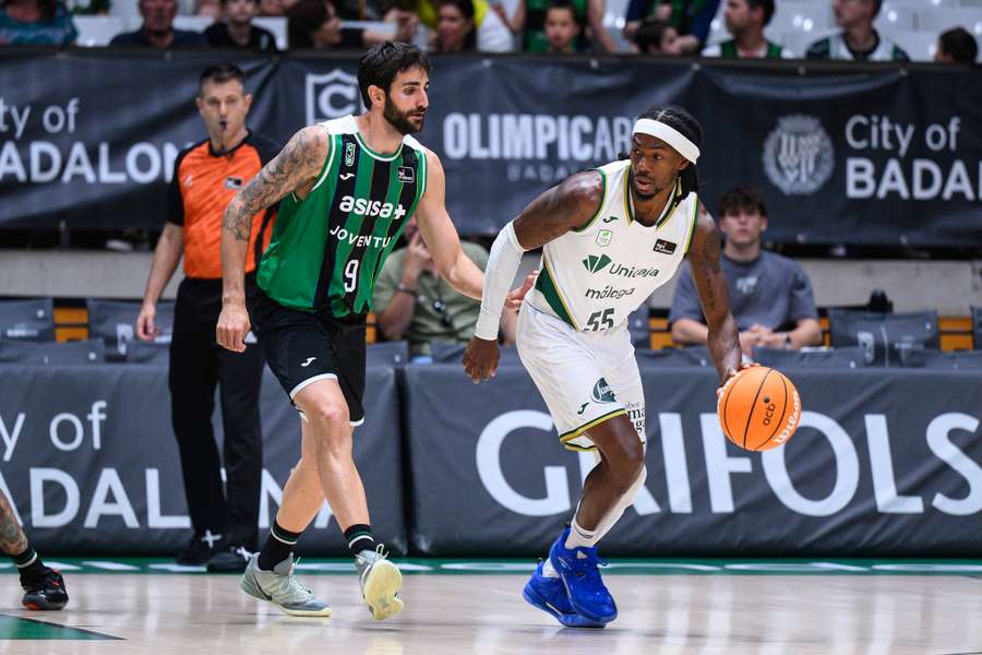 Ricky Rubio defiende a Kendrick Perry en la reanudación del partido en Badalona