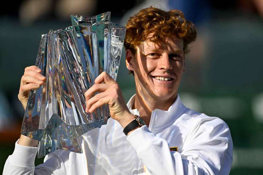 Jannik Sinner s trofejí pro vítěze Indian Wells.
