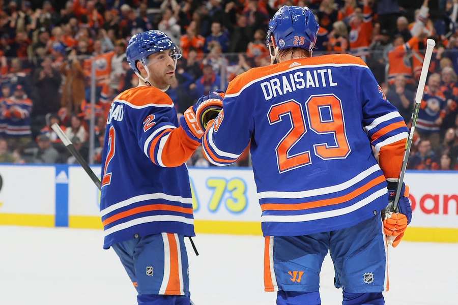 NHL Round-up: Leon Draisaitl klatscht nach einer starken Performance mit seinem Teamkollegen Evan Bouchard ab.