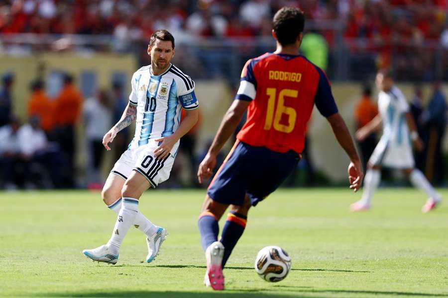 Kapitáni finalistů MS 2026 Lionel Messi a Rodri.