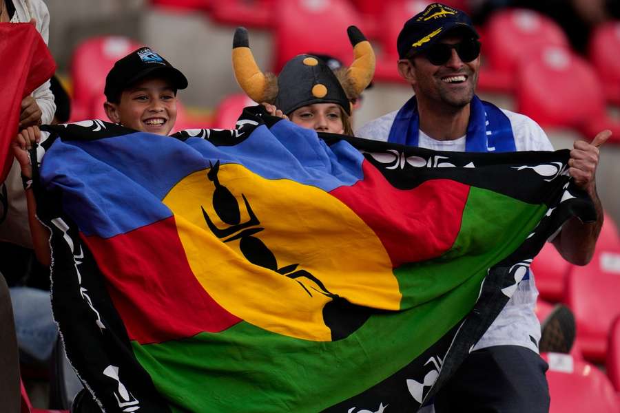 Fans aus Neukaledonien bei einem Spiel ihrer Nationalmannschaft Fans aus Neukaledonien bei einem Spiel ihrer Nationalmannschaft
