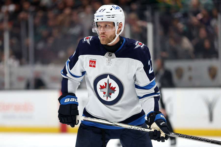 Nikolaj Ehlers spojil svou další budoucnost v NHL s Carolinou.