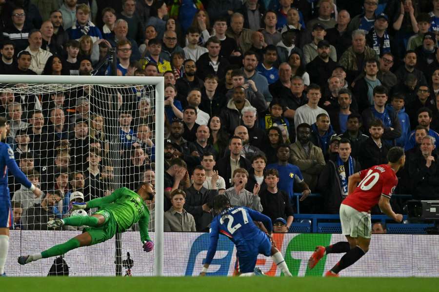 Matheus Cunha bate Robert Sanchez e marca o gol da vitória do United