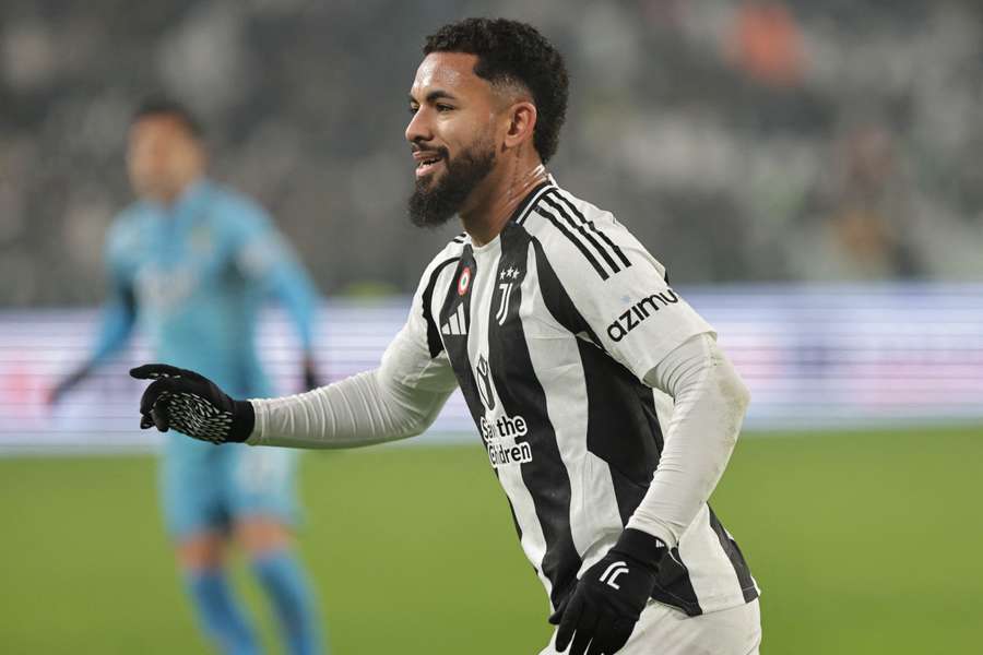 Douglas Luiz ainda não conseguiu ter uma sequência com a camisa da Juventus