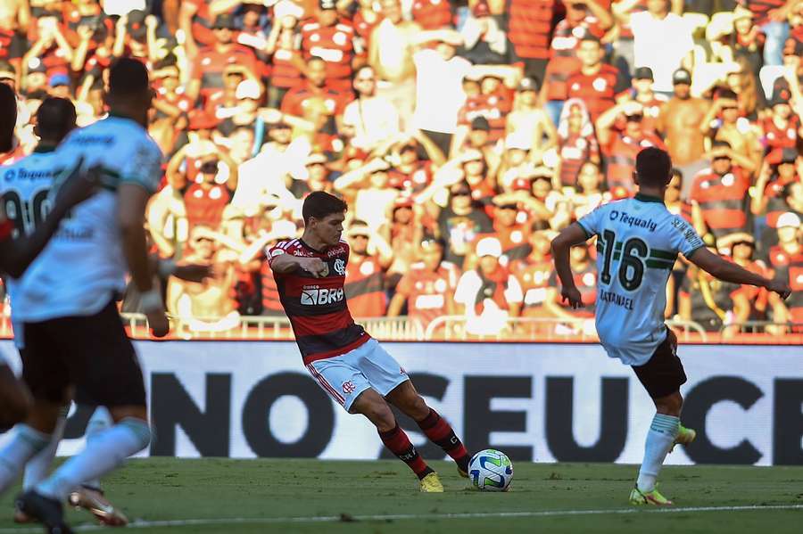 Ayrton Lucas marcou um golaço na estreia pelo Fla