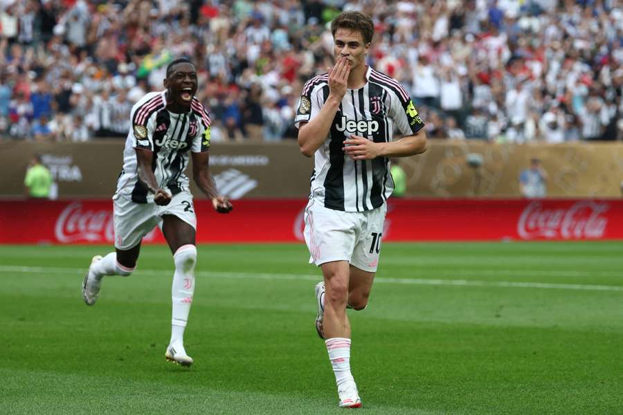 Kenan Yildiz, que tendrá un duelo de jóvenes talentos turcos con Güler, celebra un gol con Kolo Muani Kenan Yildiz, que tendrá un duelo de jóvenes talentos turcos con Güler, celebra un gol con Kolo Muani