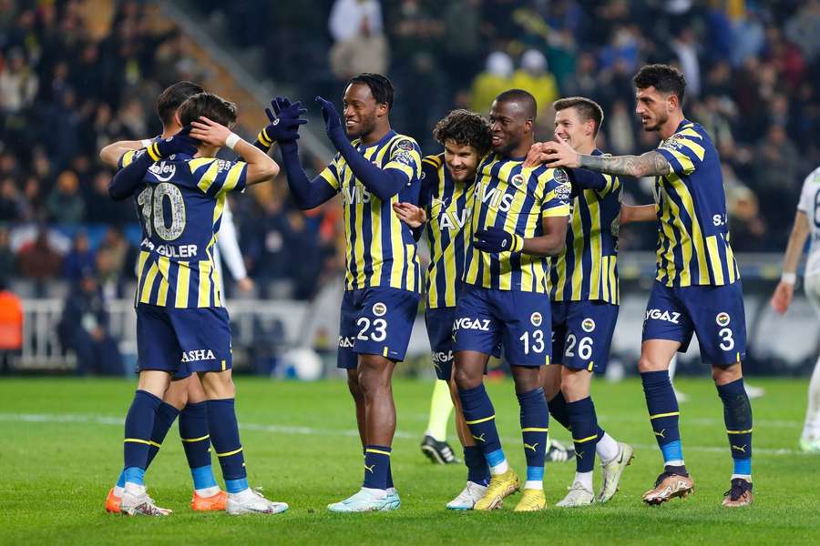 O Fenerbahce sofreu primeiro, mas acabou a golear o Kasimpasa