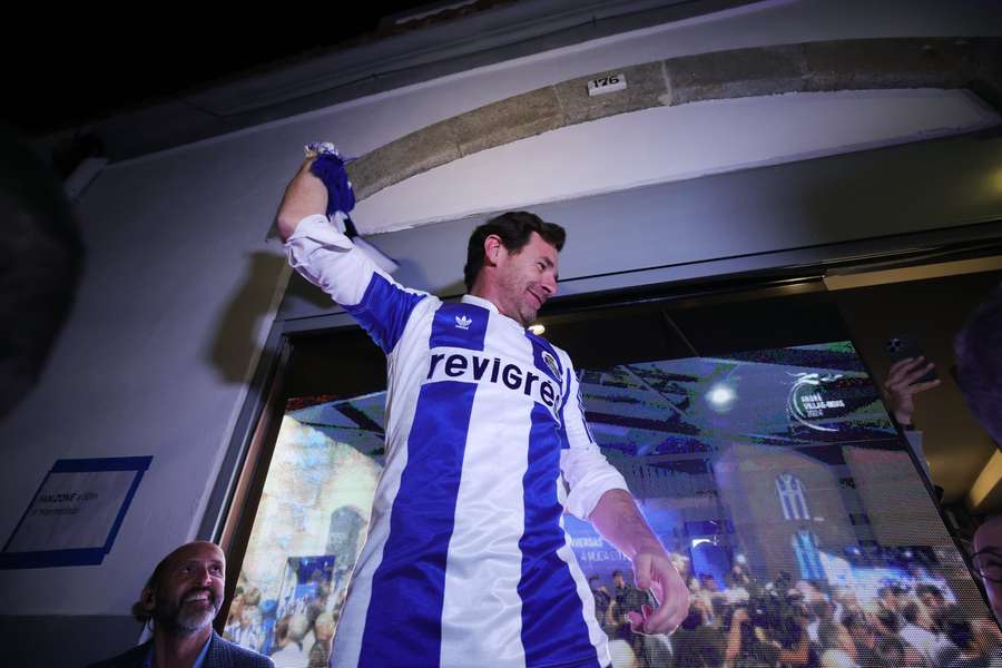 André Villas-Boas festeja junto da sede de campanha