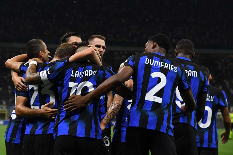 Lautaro celebra o seu primeiro golo com os seus companheiros de equipa
