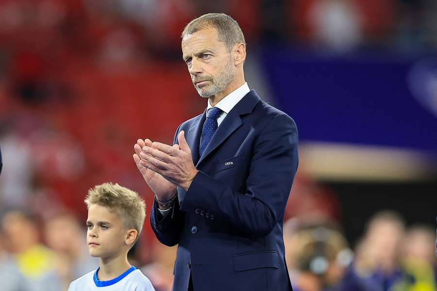 Aleksander Ceferin, presidente de la UEFA, aplaudiendo