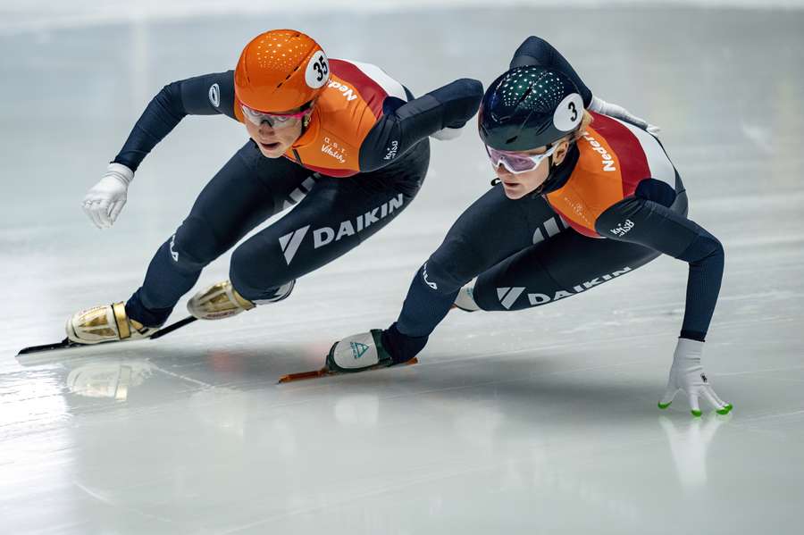 Suzanne Schulting (l) en Xandra Velzeboer in actie op de baan