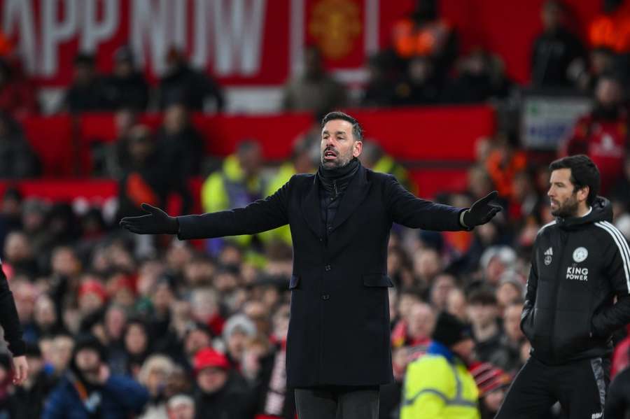 Van Nistelrooy reacționează în timpul meciului Van Nistelrooy reacționează în timpul meciului