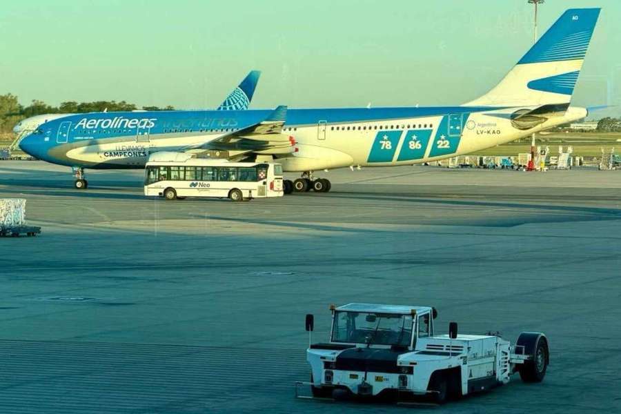 Endrizzi la lía en un avión... y le puede salir caro