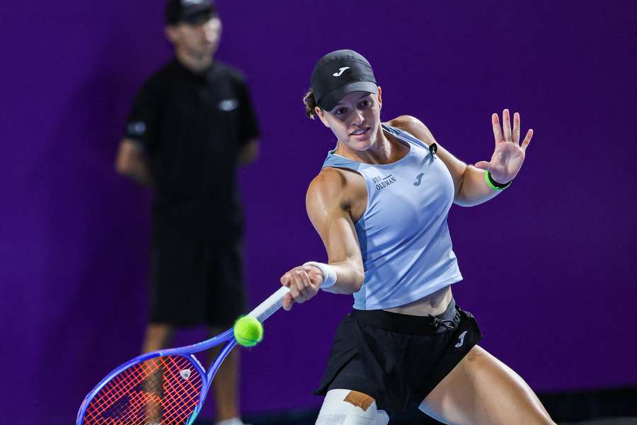Kaitlin Quevedo devuelve un golpe durante su semifinal ante Tagger