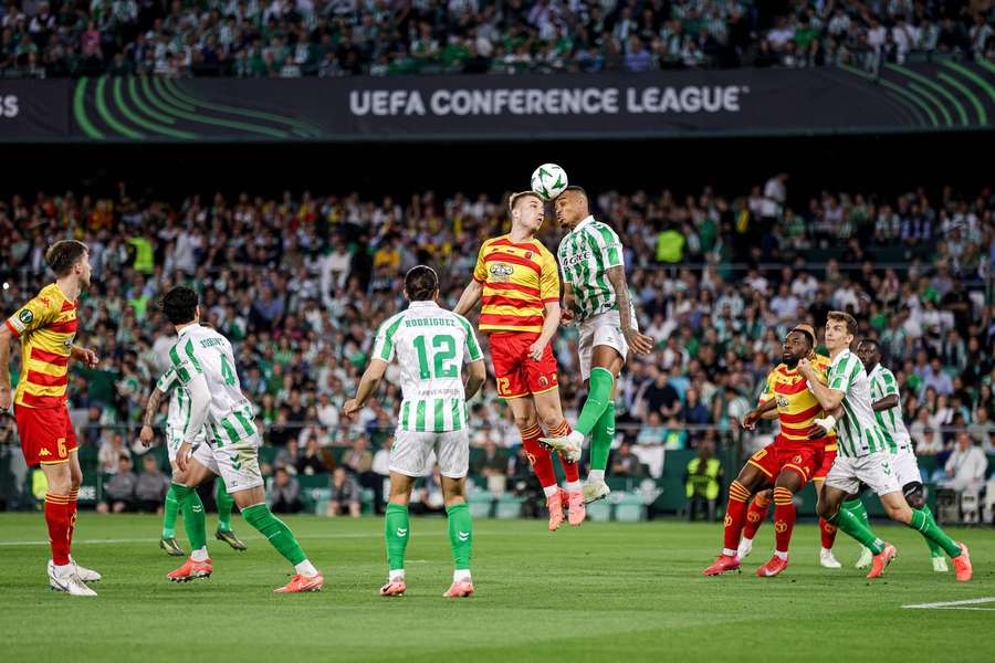 Dzielna Jagiellonia przegrywa z Betisem w Sewilli