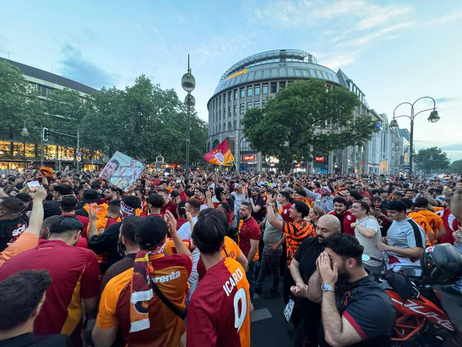 Torcida do Galatasaray celebrando o título nacional deste ano em Berlim