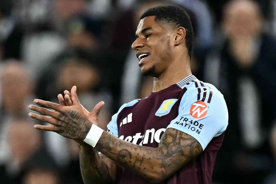 Atacantul englez al lui Aston Villa #09 Marcus Rashford reacționează după ce nu a reușit să înscrie Atacantul englez al lui Aston Villa #09 Marcus Rashford reacționează după ce nu a reușit să înscrie