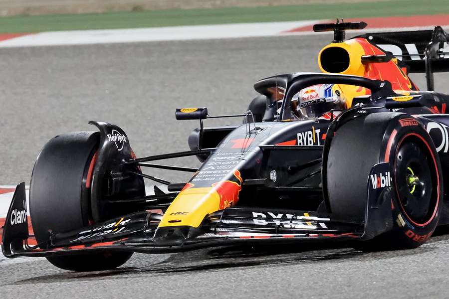 Dominante Max Verstappen wint in Bahrein, geen punten voor Nyck De Vries