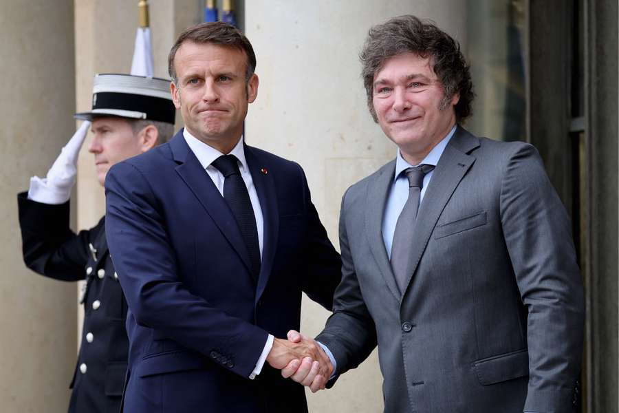 Macron e Milei se cumprimentam em primeira visita do presidente argentino ao líder francês