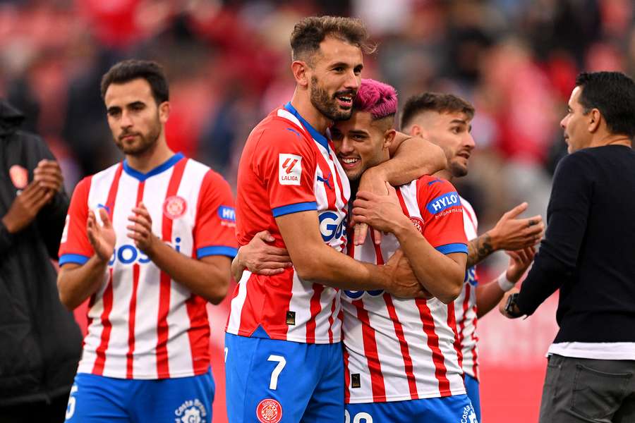 Stuani (número 7) agradece Yan Couto pelos passes neste sábado (2)