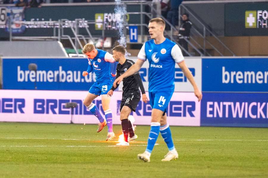 Hansa-Fans sorgen erneut für Chaos - Spiel in Paderborn unterbrochen