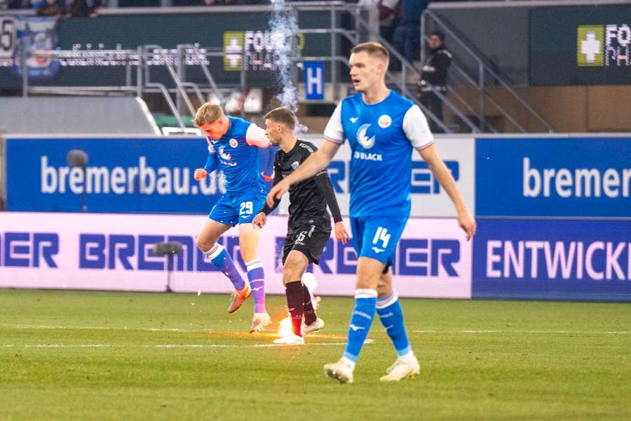 Na sexta-feira, foram lançados foguetes para o relvado em Paderborn. Na sexta-feira, foram lançados foguetes para o relvado em Paderborn.