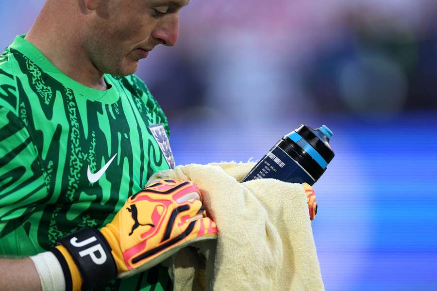 Auf seiner Wasserflasche hatte Jordan Pickford einen Spickzettel.