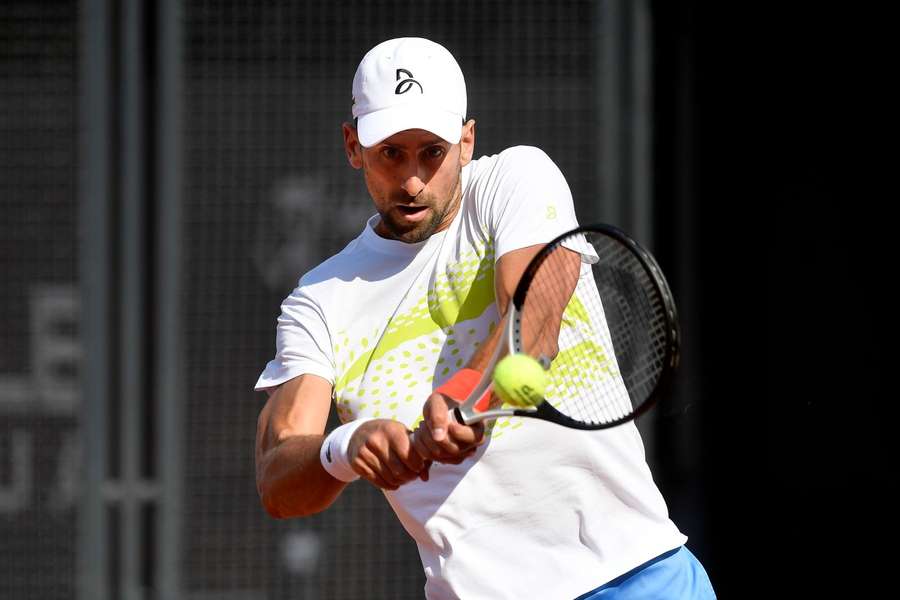Novak Djokovic trænede tirsdag sammen med Jannik Sinner.