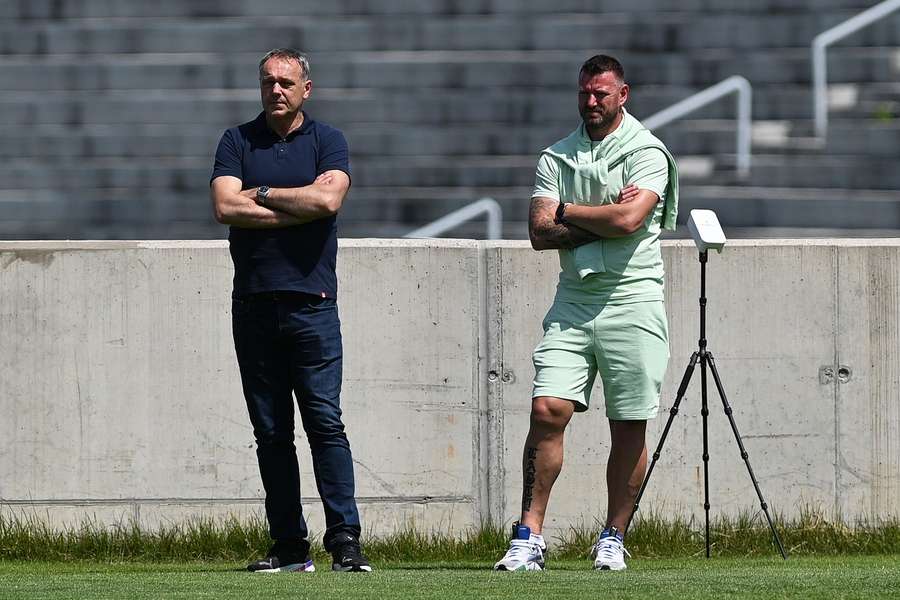 Sportovní ředitel Baníku Luděk Mikloško a člen realizačního týmu Jan Laštůvka.