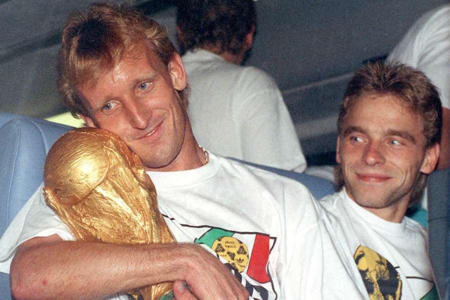 Andreas Brehme (l.) mit dem WM-Pokal im Arm.