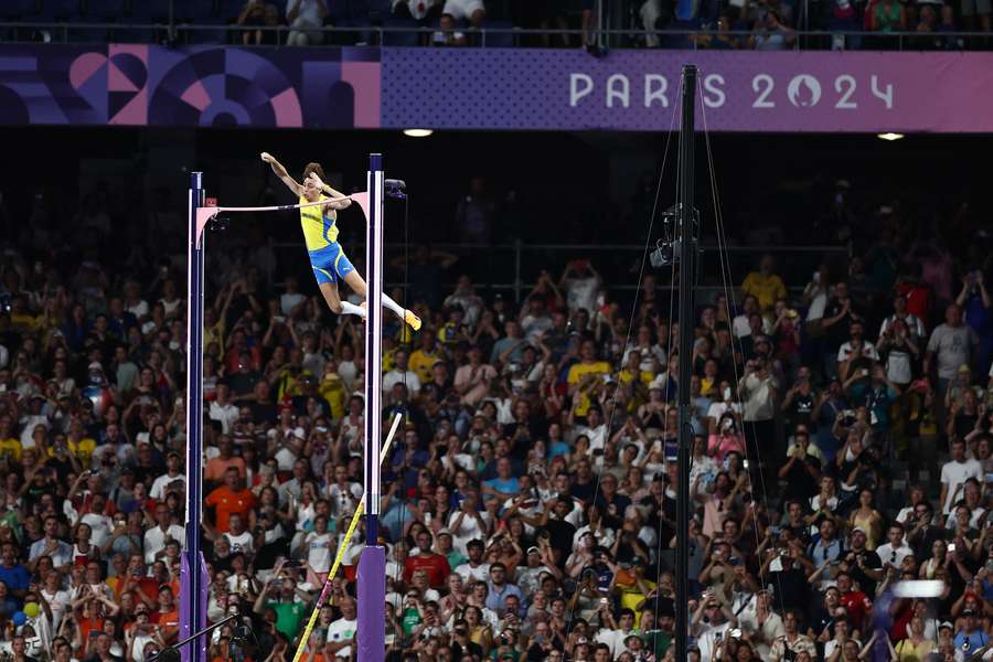 Armand Duplantis, da Suécia, compete na final masculina do salto com vara 