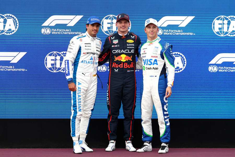 Carlos Sainz, Max Verstappen și Liam Lawson
