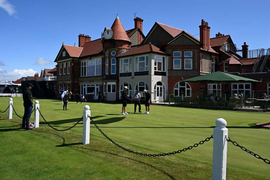 De 'clubhouse' van de Royal Liverpool Golf Course in Hoylake staat er prachtig bij