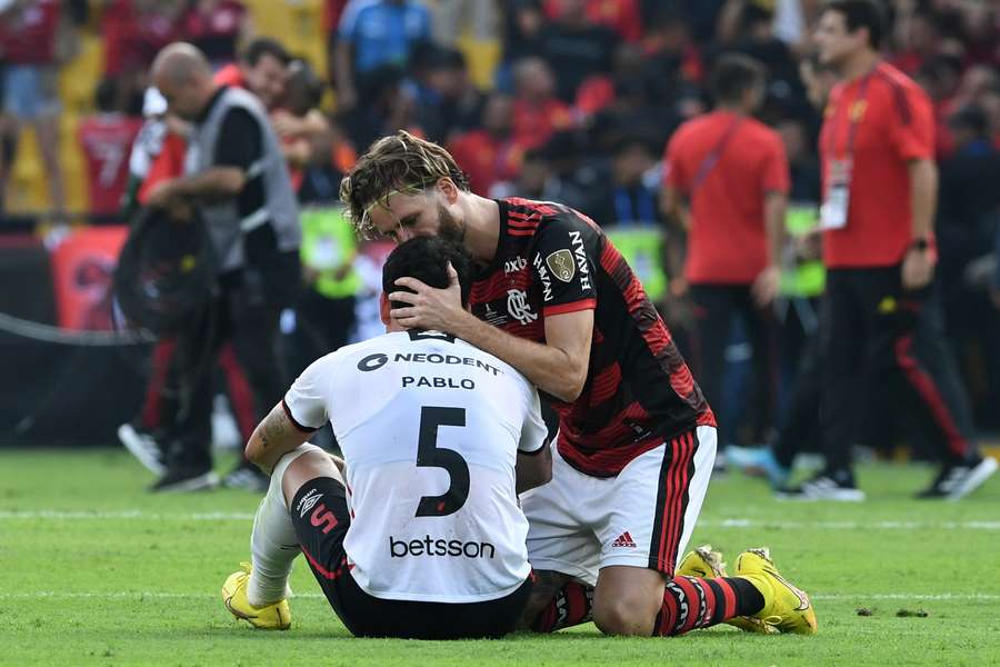 Leo Pereira consola Pablo a fine partita