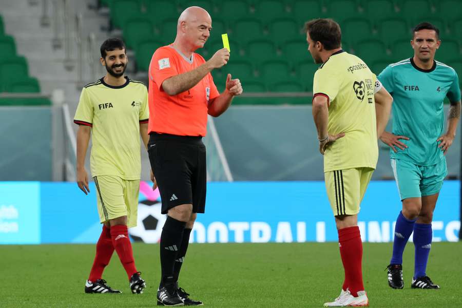 Gianni Infantino sortant un carton jaune, une image insolite.