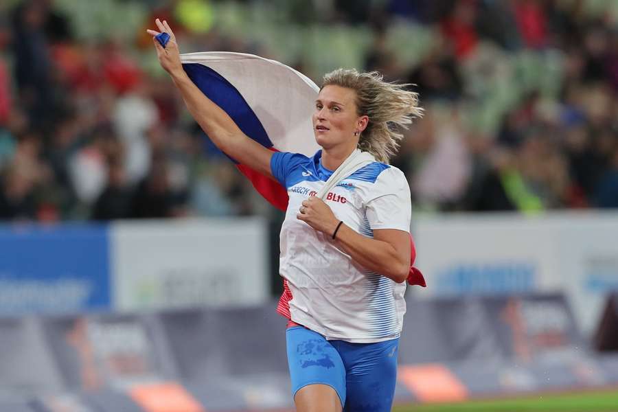 Barbora Špotáková si na slavnostní přivítání atletů zapomněla přinést medaili.