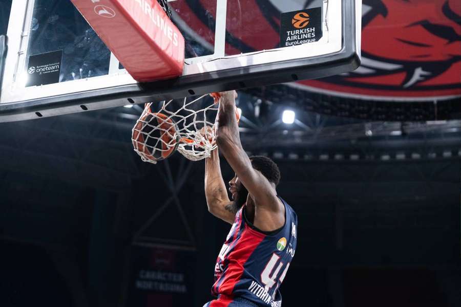 Hall haciendo un mate en el Baskonia-Fenerbahce