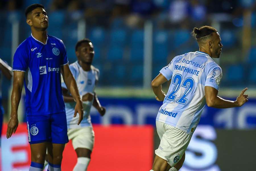 Braithwaite aproveitou a chance e liderou a vitória do Grêmio com dois gols