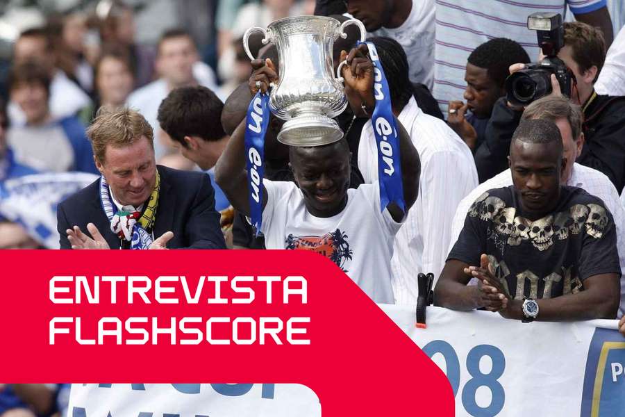 Sulley Muntari ergue a Taça de Inglaterra conquistada pelo Portsmouth