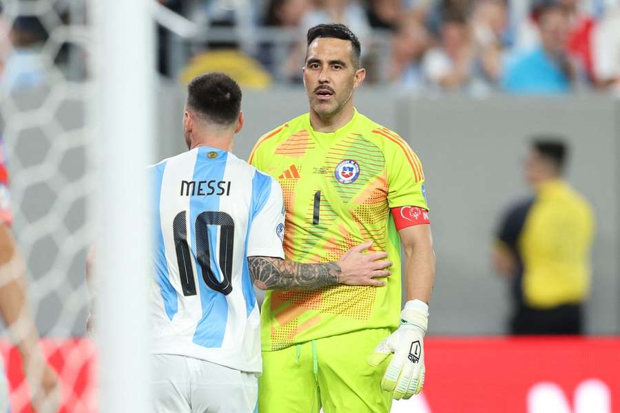  Claudio Bravo com Messi